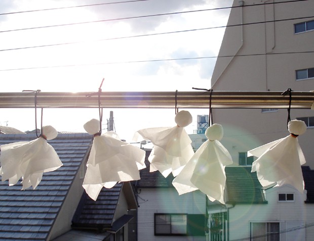 Đằng sau búp bê cầu nắng đáng yêu mà người Nhật thường treo trước hiên nhà  hóa ra lại là một câu chuyện khá rùng rợn