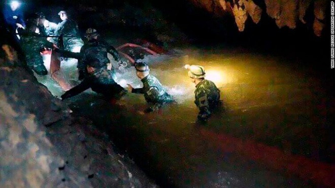 Toàn cảnh sự kiện giải cứu đội bóng Thái Lan mắc kẹt trong hang động - Ảnh 9.