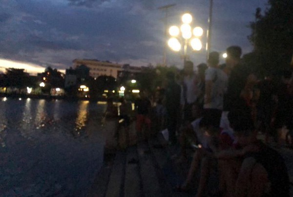 Hà Nam: Một phụ nữ trẻ tuổi tự tử tại hồ chùa Bầu, nhiều người nhảy xuống cứu nhưng bất thành - Ảnh 2.