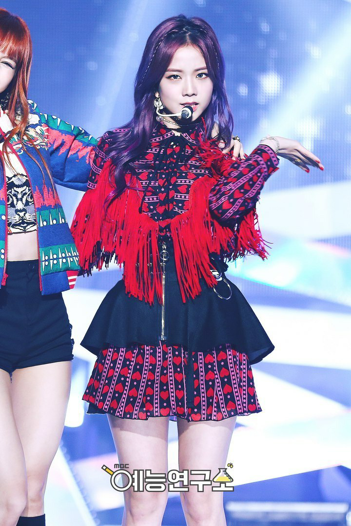 Là visual phải như Jisoo (Black Pink), cân được hết tất cả các loại đồ chóe, sến hay họa tiết loằng ngoằng - Ảnh 5.