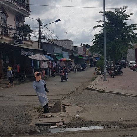 Góc sáng tạo: Con ma nơ canh đứng canh... nắp cống vỡ khiến bà con xóm phố ở Đồng Nai hoảng hốt mà tránh xa - Ảnh 2.