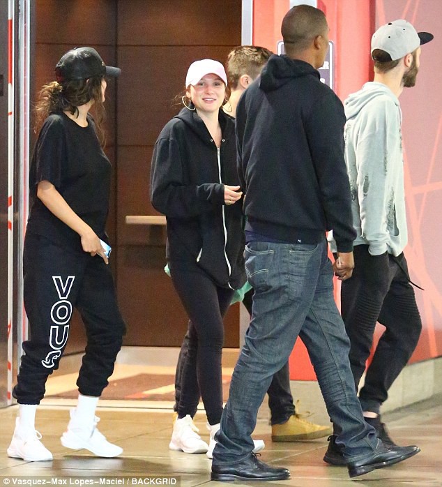 Mặc Justin hạnh phúc với Hailey, Selena hẹn hò đêm khuya bên bạn trai tin đồn giống Brooklyn Beckham - Ảnh 3.