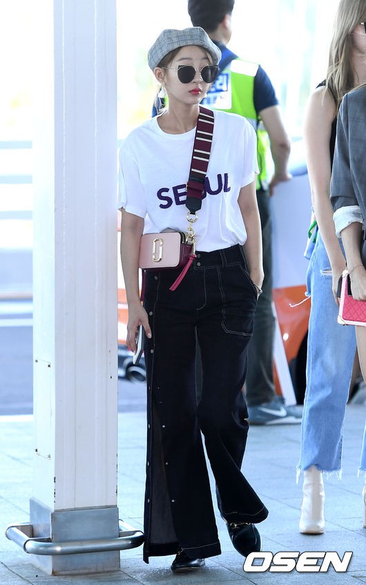 Hani đẹp xuất sắc, Junghwa khoe vòng eo siêu chuẩn cùng các thành viên EXID tại sân bay Hàn sang Việt Nam - Ảnh 13.