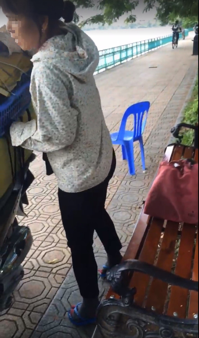 Clip Hai thanh niên đang ngồi ghế công cộng thì bị người phụ nữ đuổi đi chỗ khác để bán hàng tại Hà Nội gây tranh cãi - Ảnh 3.