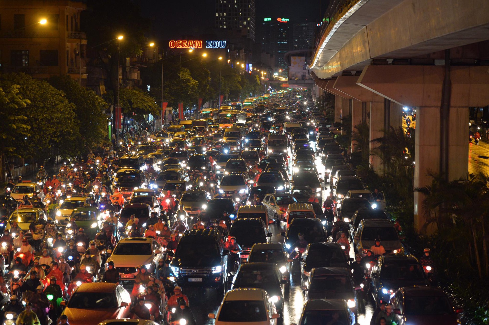 Ngập hàng loạt tuyến phố ở Hà Nội, giao thông tắc nghẽn kinh hoàng suốt nhiều giờ - Ảnh 6.