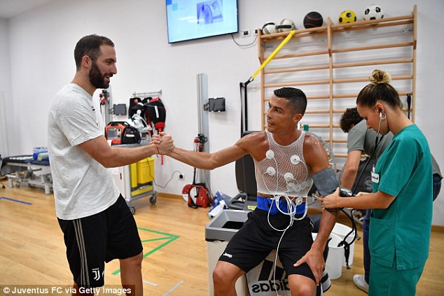 Ronaldo làm gì trong buổi tập đầu tiên ở Juventus? - Ảnh 2.