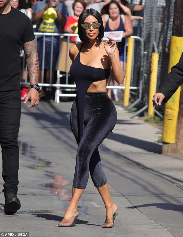 Kim Kardashian khoe thân hình thon gọn chỉ còn 54 kg, nhưng riêng vòng 3 thì vẫn to lạ thường - Ảnh 1.