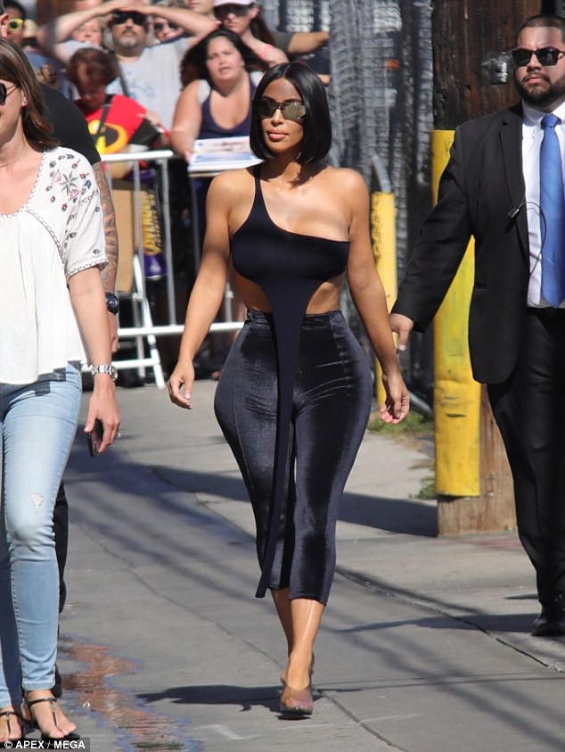 Kim Kardashian khoe thân hình thon gọn chỉ còn 54 kg, nhưng riêng vòng 3 thì vẫn to lạ thường - Ảnh 3.