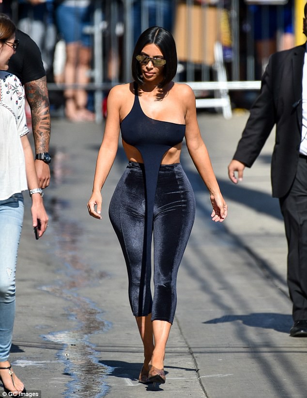 Kim Kardashian khoe thân hình thon gọn chỉ còn 54 kg, nhưng riêng vòng 3 thì vẫn to lạ thường - Ảnh 5.