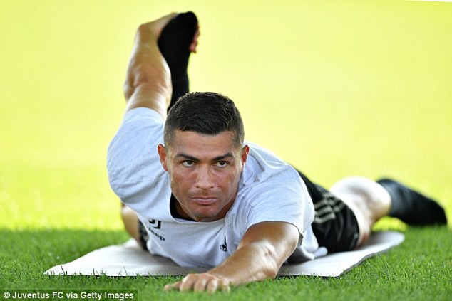 Ronaldo rạng ngời giữ thói quen kinh điển ngày đầu tập luyện với Juventus - Ảnh 6.