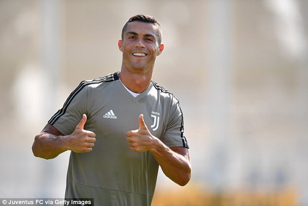 Ronaldo rạng ngời giữ thói quen kinh điển ngày đầu tập luyện với Juventus - Ảnh 3.