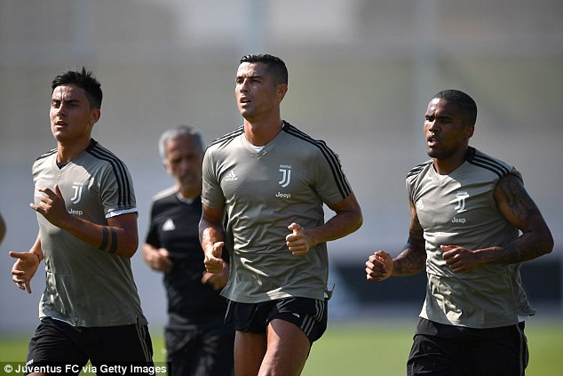 Ronaldo rạng ngời giữ thói quen kinh điển ngày đầu tập luyện với Juventus - Ảnh 4.