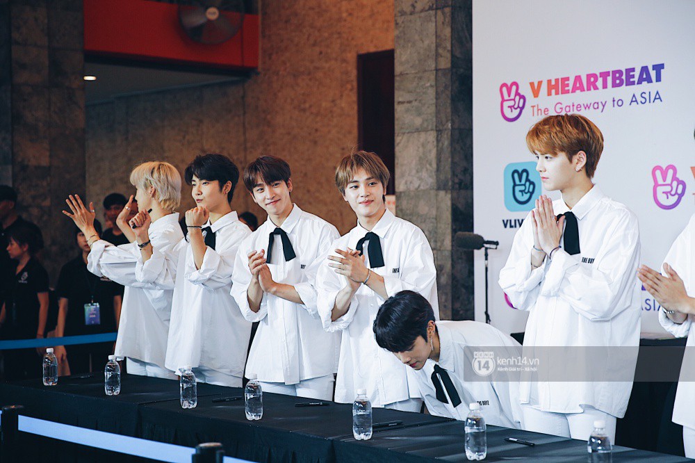 Fansign đầu tiên của EXID, The Boyz tại Việt Nam: Hani đẹp xứng danh nữ thần, dàn mỹ nam mỹ nữ cười thả ga với fan - Ảnh 26. Fansign đầu tiên của EXID, The Boyz tại Việt Nam: Hani đẹp xứng danh nữ thần, dàn mỹ nam mỹ nữ cười thả ga với fan - Ảnh 26.