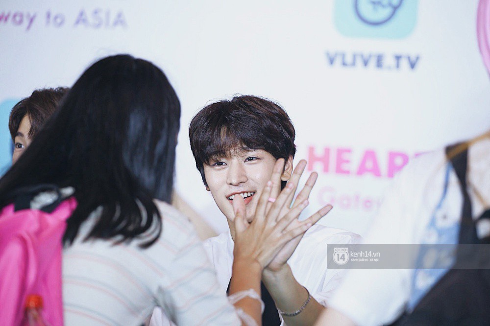 Fansign đầu tiên của EXID, The Boyz tại Việt Nam: Hani đẹp xứng danh nữ thần, dàn mỹ nam mỹ nữ cười thả ga với fan - Ảnh 41. Fansign đầu tiên của EXID, The Boyz tại Việt Nam: Hani đẹp xứng danh nữ thần, dàn mỹ nam mỹ nữ cười thả ga với fan - Ảnh 41.