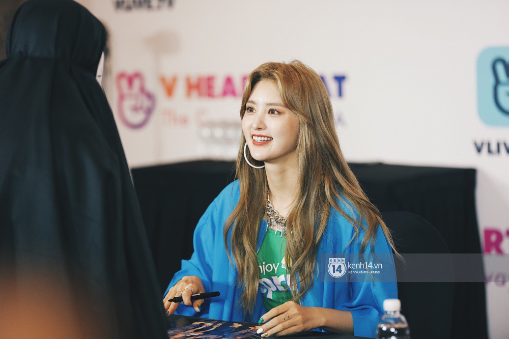 Fansign đầu tiên của EXID, The Boyz tại Việt Nam: Hani đẹp xứng danh nữ thần, dàn mỹ nam mỹ nữ cười thả ga với fan - Ảnh 8. Fansign đầu tiên của EXID, The Boyz tại Việt Nam: Hani đẹp xứng danh nữ thần, dàn mỹ nam mỹ nữ cười thả ga với fan - Ảnh 8.