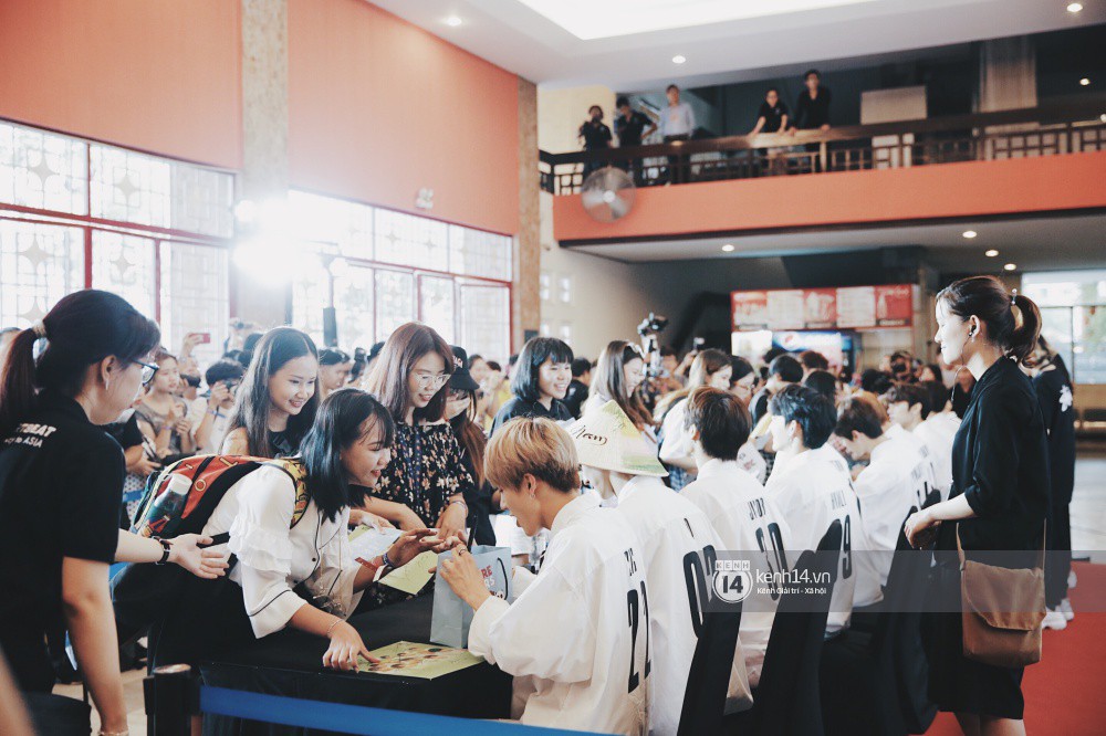 Fansign đầu tiên của EXID, The Boyz tại Việt Nam: Hani đẹp xứng danh nữ thần, dàn mỹ nam mỹ nữ cười thả ga với fan - Ảnh 27. Fansign đầu tiên của EXID, The Boyz tại Việt Nam: Hani đẹp xứng danh nữ thần, dàn mỹ nam mỹ nữ cười thả ga với fan - Ảnh 27.