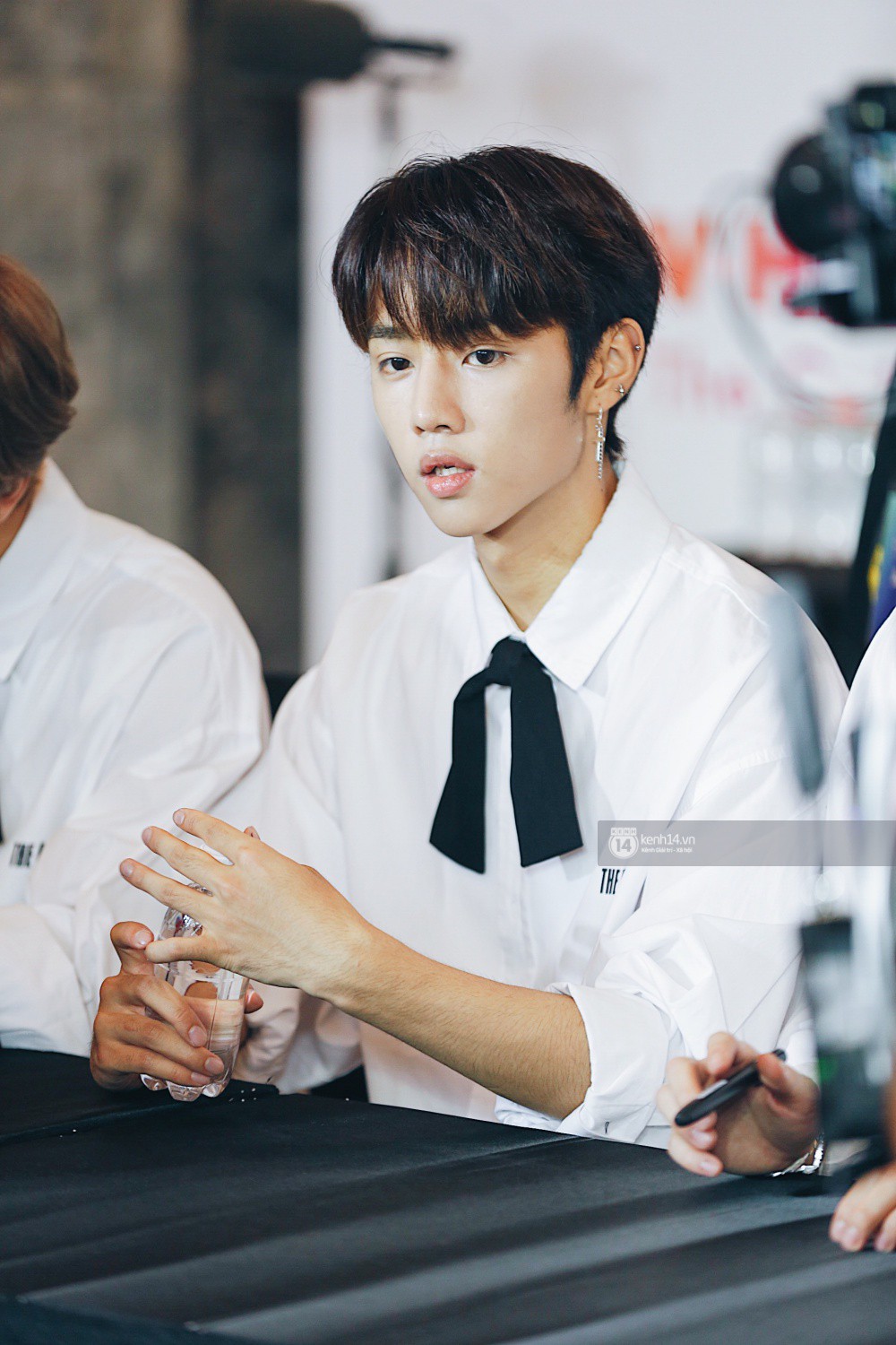 Fansign đầu tiên của EXID, The Boyz tại Việt Nam: Hani đẹp xứng danh nữ thần, dàn mỹ nam mỹ nữ cười thả ga với fan - Ảnh 35. Fansign đầu tiên của EXID, The Boyz tại Việt Nam: Hani đẹp xứng danh nữ thần, dàn mỹ nam mỹ nữ cười thả ga với fan - Ảnh 35.