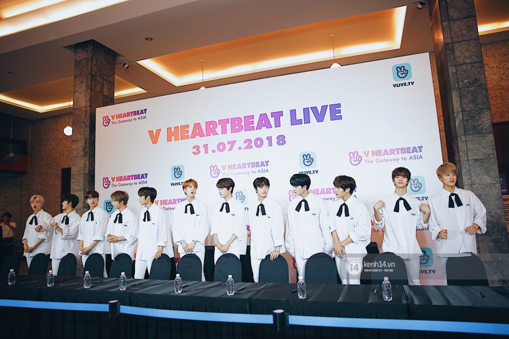 Fansign đầu tiên của EXID, The Boyz tại Việt Nam: Hani đẹp xứng danh nữ thần, dàn mỹ nam mỹ nữ cười thả ga với fan - Ảnh 25. Fansign đầu tiên của EXID, The Boyz tại Việt Nam: Hani đẹp xứng danh nữ thần, dàn mỹ nam mỹ nữ cười thả ga với fan - Ảnh 25.