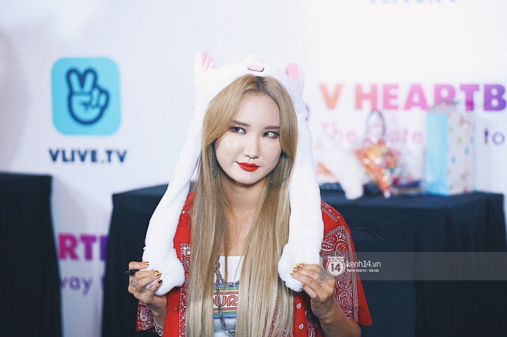 Fansign đầu tiên của EXID, The Boyz tại Việt Nam: Hani đẹp xứng danh nữ thần, dàn mỹ nam mỹ nữ cười thả ga với fan - Ảnh 9. Fansign đầu tiên của EXID, The Boyz tại Việt Nam: Hani đẹp xứng danh nữ thần, dàn mỹ nam mỹ nữ cười thả ga với fan - Ảnh 9.