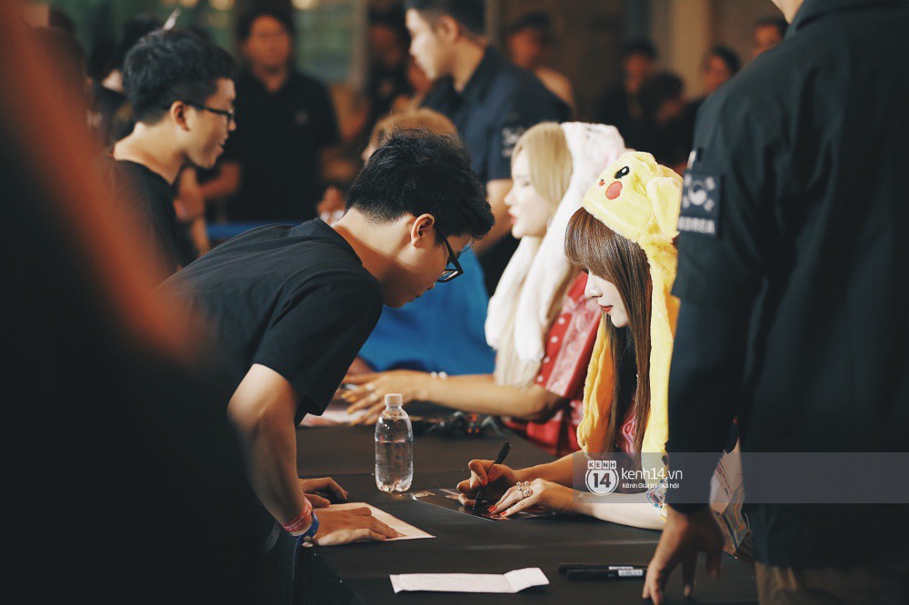 Fansign đầu tiên của EXID, The Boyz tại Việt Nam: Hani đẹp xứng danh nữ thần, dàn mỹ nam mỹ nữ cười thả ga với fan - Ảnh 4. Fansign đầu tiên của EXID, The Boyz tại Việt Nam: Hani đẹp xứng danh nữ thần, dàn mỹ nam mỹ nữ cười thả ga với fan - Ảnh 4.