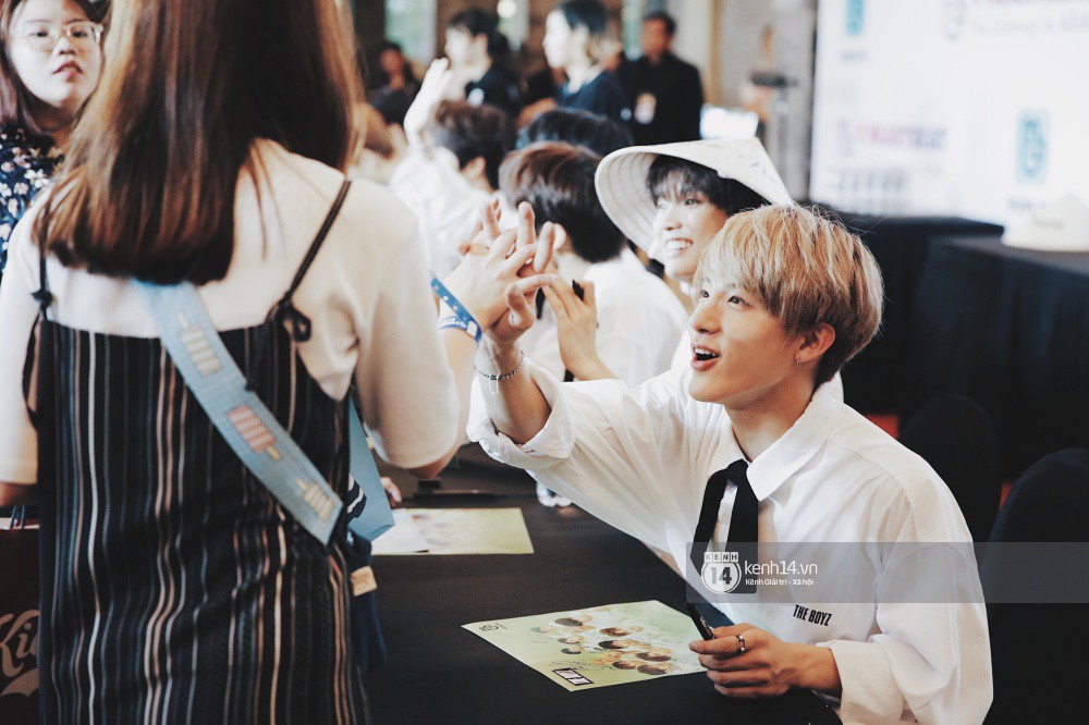 Fansign đầu tiên của EXID, The Boyz tại Việt Nam: Hani đẹp xứng danh nữ thần, dàn mỹ nam mỹ nữ cười thả ga với fan - Ảnh 28. Fansign đầu tiên của EXID, The Boyz tại Việt Nam: Hani đẹp xứng danh nữ thần, dàn mỹ nam mỹ nữ cười thả ga với fan - Ảnh 28.