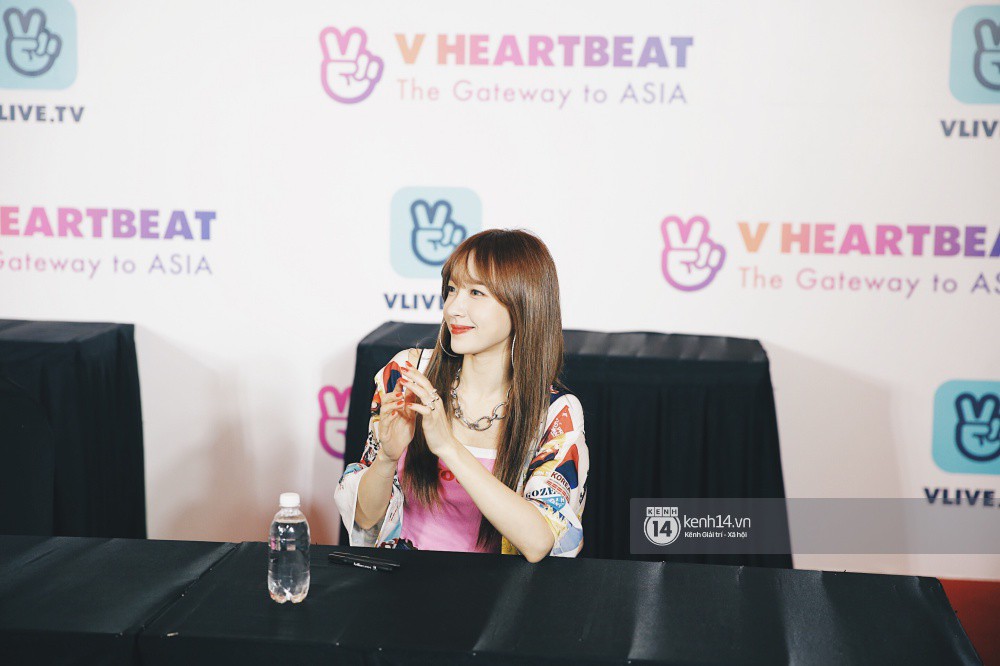 Fansign đầu tiên của EXID, The Boyz tại Việt Nam: Hani đẹp xứng danh nữ thần, dàn mỹ nam mỹ nữ cười thả ga với fan - Ảnh 10. Fansign đầu tiên của EXID, The Boyz tại Việt Nam: Hani đẹp xứng danh nữ thần, dàn mỹ nam mỹ nữ cười thả ga với fan - Ảnh 10.