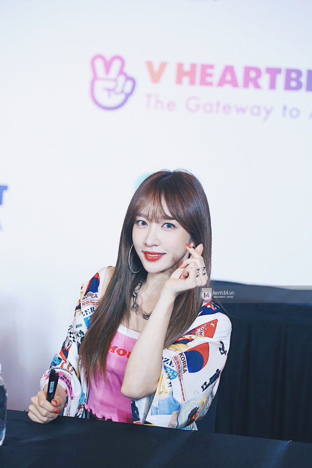 Fansign đầu tiên của EXID, The Boyz tại Việt Nam: Hani đẹp xứng danh nữ thần, dàn mỹ nam mỹ nữ cười thả ga với fan - Ảnh 11. Fansign đầu tiên của EXID, The Boyz tại Việt Nam: Hani đẹp xứng danh nữ thần, dàn mỹ nam mỹ nữ cười thả ga với fan - Ảnh 11.