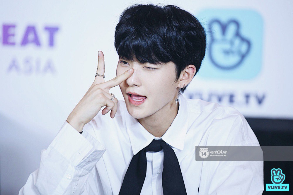 Fansign đầu tiên của EXID, The Boyz tại Việt Nam: Hani đẹp xứng danh nữ thần, dàn mỹ nam mỹ nữ cười thả ga với fan - Ảnh 40. Fansign đầu tiên của EXID, The Boyz tại Việt Nam: Hani đẹp xứng danh nữ thần, dàn mỹ nam mỹ nữ cười thả ga với fan - Ảnh 40.