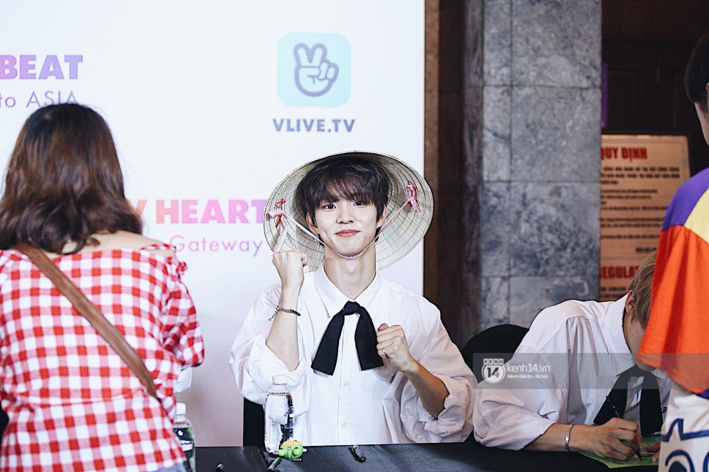 Fansign đầu tiên của EXID, The Boyz tại Việt Nam: Hani đẹp xứng danh nữ thần, dàn mỹ nam mỹ nữ cười thả ga với fan - Ảnh 39. Fansign đầu tiên của EXID, The Boyz tại Việt Nam: Hani đẹp xứng danh nữ thần, dàn mỹ nam mỹ nữ cười thả ga với fan - Ảnh 39.