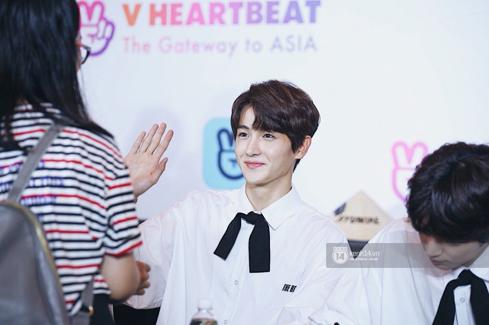 Fansign đầu tiên của EXID, The Boyz tại Việt Nam: Hani đẹp xứng danh nữ thần, dàn mỹ nam mỹ nữ cười thả ga với fan - Ảnh 36. Fansign đầu tiên của EXID, The Boyz tại Việt Nam: Hani đẹp xứng danh nữ thần, dàn mỹ nam mỹ nữ cười thả ga với fan - Ảnh 36.