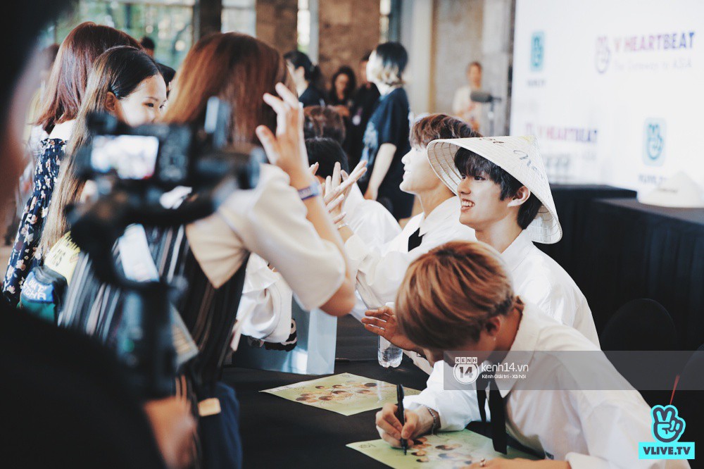 Fansign đầu tiên của EXID, The Boyz tại Việt Nam: Hani đẹp xứng danh nữ thần, dàn mỹ nam mỹ nữ cười thả ga với fan - Ảnh 29. Fansign đầu tiên của EXID, The Boyz tại Việt Nam: Hani đẹp xứng danh nữ thần, dàn mỹ nam mỹ nữ cười thả ga với fan - Ảnh 29.