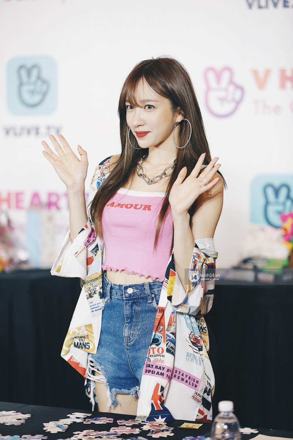 Fansign đầu tiên của EXID, The Boyz tại Việt Nam: Hani đẹp xứng danh nữ thần, dàn mỹ nam mỹ nữ cười thả ga với fan - Ảnh 12. Fansign đầu tiên của EXID, The Boyz tại Việt Nam: Hani đẹp xứng danh nữ thần, dàn mỹ nam mỹ nữ cười thả ga với fan - Ảnh 12.