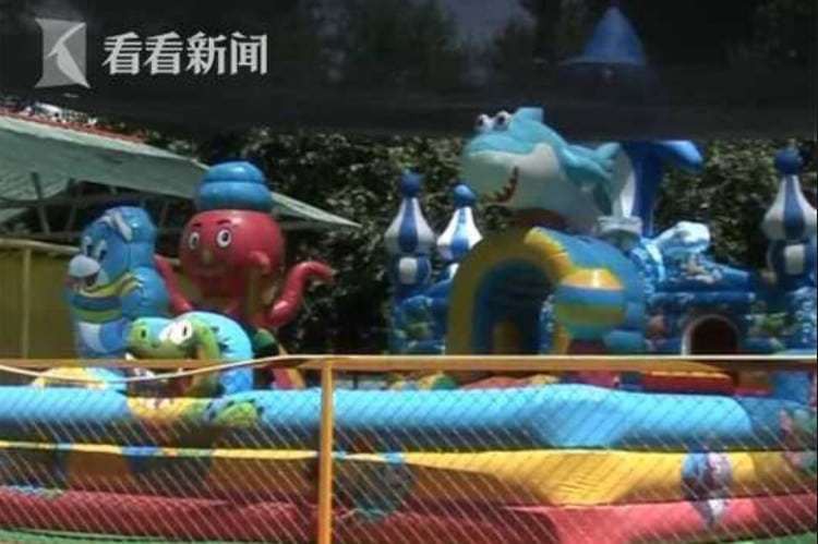 Trung Quốc: 2 cậu b&eacute; bị nhốt v&agrave; đ&aacute;nh đập t&agrave;n bạo v&igrave; lẻn v&agrave;o c&ocirc;ng vi&ecirc;n chơi m&agrave; kh&ocirc;ng mua v&eacute; - Ảnh 2.