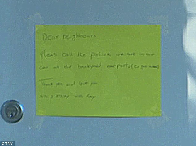 Sang thăm nhà bạn, người hàng xóm phát hiện tờ giấy nhắn lạnh sống lưng trên cửa trước và hai mẹ con đã chết trong chiếc xe đỗ ở sân sau - Ảnh 2.