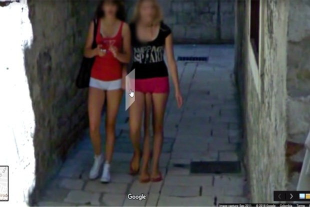 Gái 3 chân đột biến trên ảnh Google Maps nhìn rợn tóc gáy, hóa ra chỉ là... lỗi kỹ thuật - Ảnh 1.