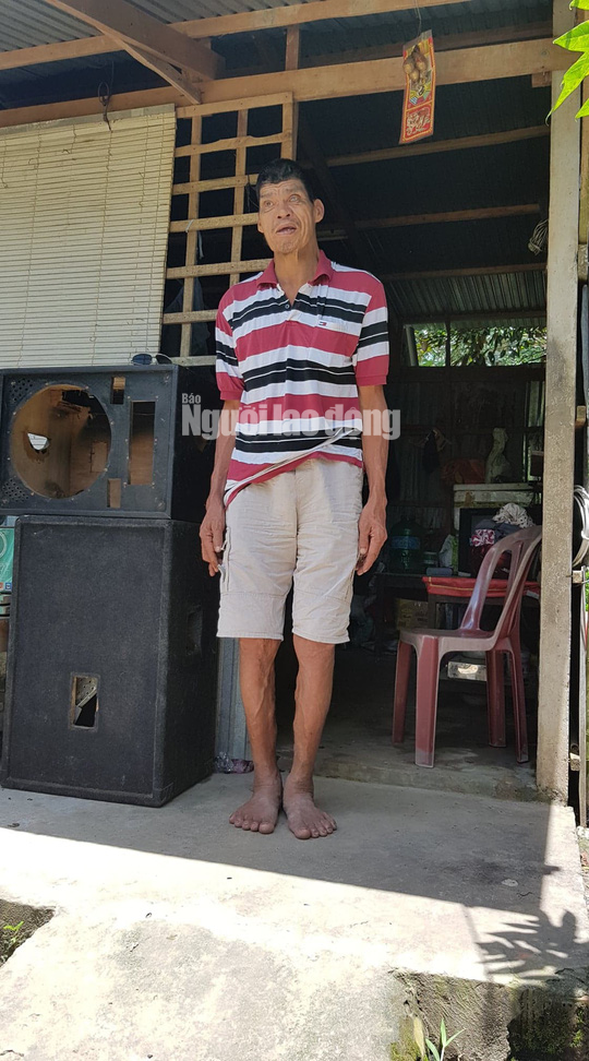 Cuộc sống khó khăn của người khổng lồ cao hơn 2,1 m ở miền Tây - Ảnh 2.