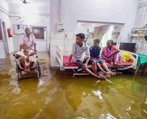 Ấn Độ: Mưa lớn gây ngập nặng, cá bơi vào bệnh viện - Ảnh 3.