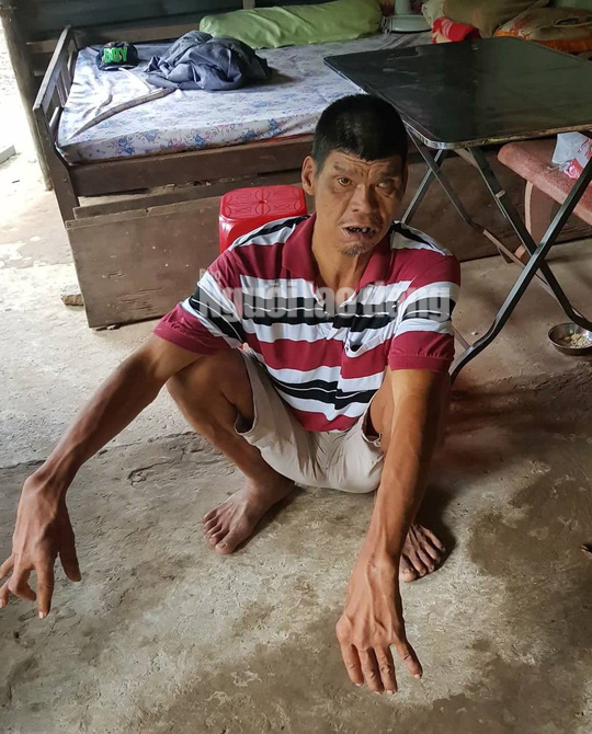 Cuộc sống khó khăn của người khổng lồ cao hơn 2,1 m ở miền Tây - Ảnh 9.