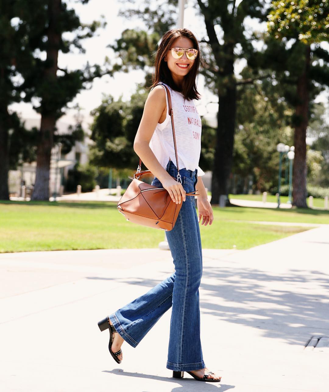 4 mẫu jeans hot nhất mạng xã hội hè này hóa ra đều rất quen thuộc và diện mãi mà chẳng hề lỗi mốt - Ảnh 10. 4 mẫu jeans hot nhất mạng xã hội hè này hóa ra đều rất quen thuộc và diện mãi mà chẳng hề lỗi mốt - Ảnh 10.