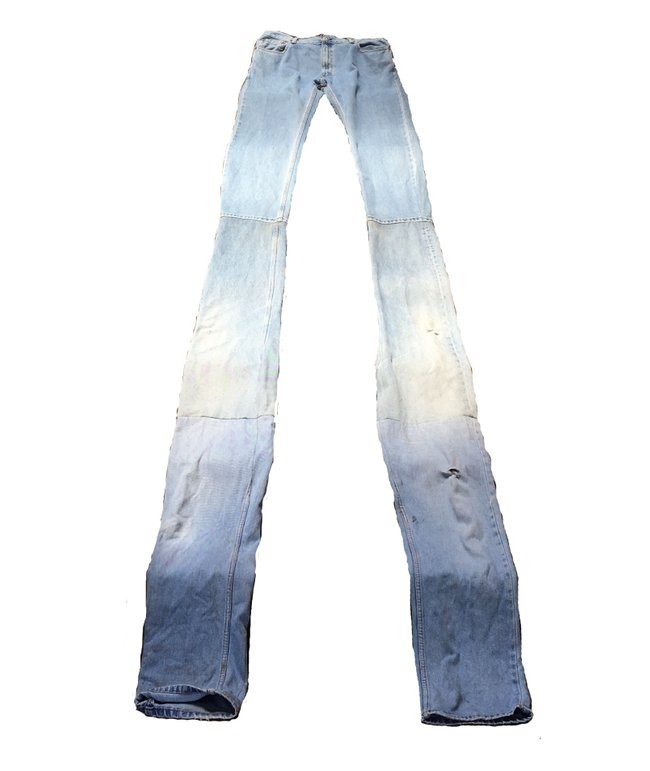 Quần jeans dài hơn thuổng đến dân bóng rổ cũng phải khóc thét, giá 11,5 triệu VNĐ tưởng không ai mua mà đã sold out - Ảnh 1.