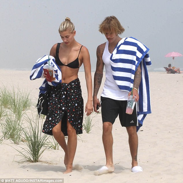 Hailey Baldwin diện áo tắm khoe vòng 1 gợi cảm, hẹn hò hạnh phúc bên Justin Bieber - Ảnh 2.