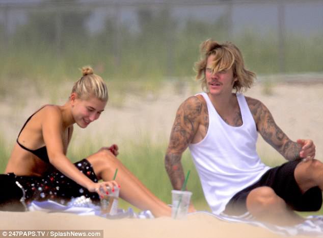 Hailey Baldwin diện &aacute;o tắm khoe v&ograve;ng 1 gợi cảm, hẹn h&ograve; hạnh ph&uacute;c b&ecirc;n Justin Bieber - Ảnh 8.