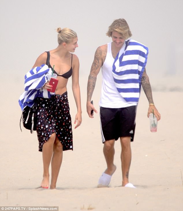 Hailey Baldwin diện áo tắm khoe vòng 1 gợi cảm, hẹn hò hạnh phúc bên Justin Bieber - Ảnh 1.