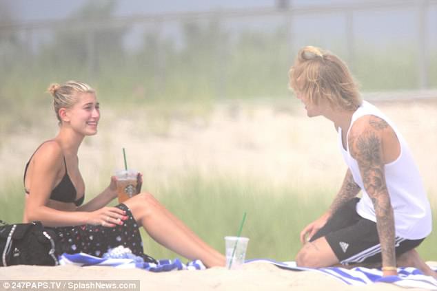 Hailey Baldwin diện &aacute;o tắm khoe v&ograve;ng 1 gợi cảm, hẹn h&ograve; hạnh ph&uacute;c b&ecirc;n Justin Bieber - Ảnh 7.