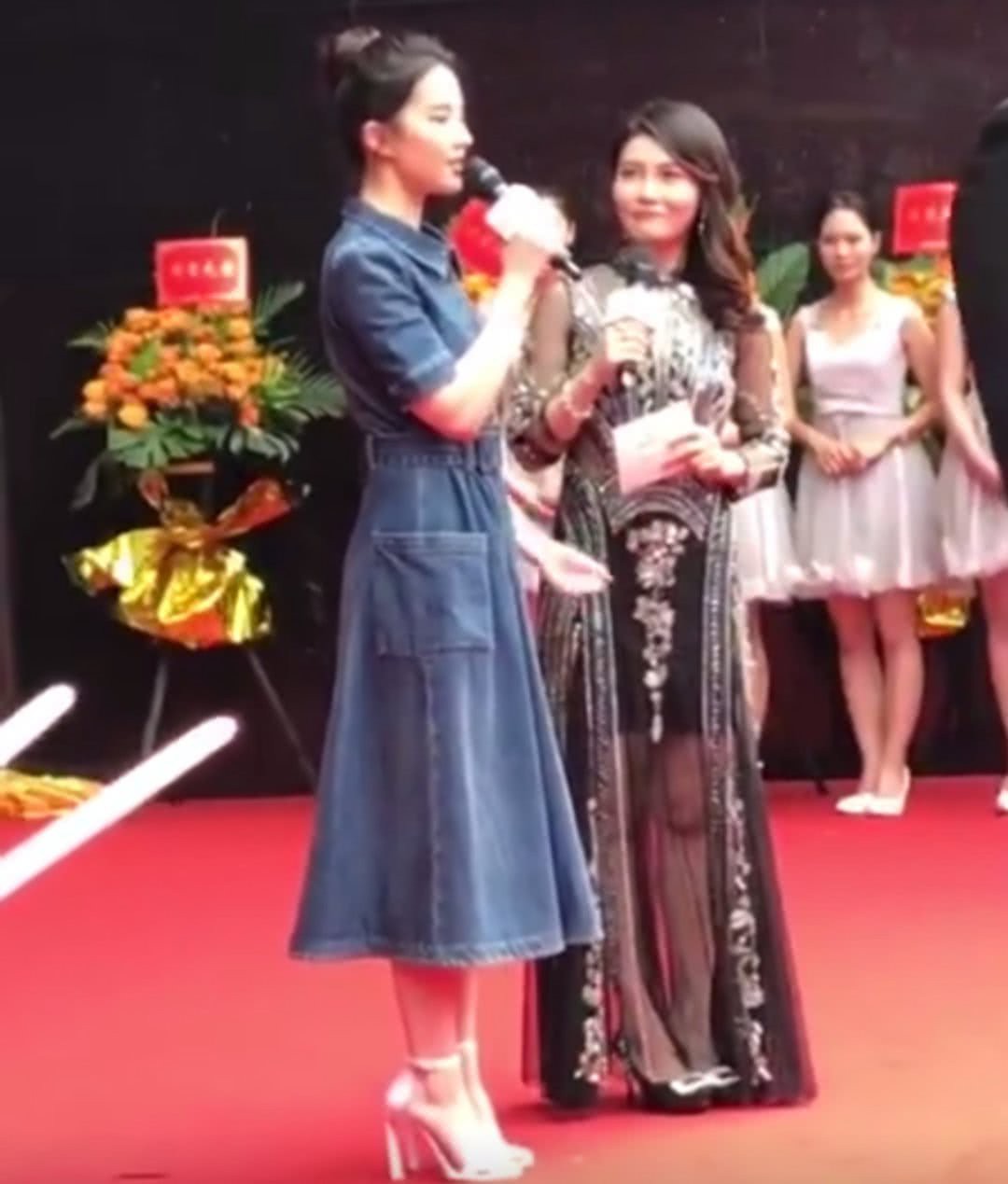 Không còn là thiên nga béo ú, Lưu Diệc Phi đẹp thanh thoát trong sự kiện mới - Ảnh 13. Không còn là thiên nga béo ú, Lưu Diệc Phi đẹp thanh thoát trong sự kiện mới - Ảnh 13.