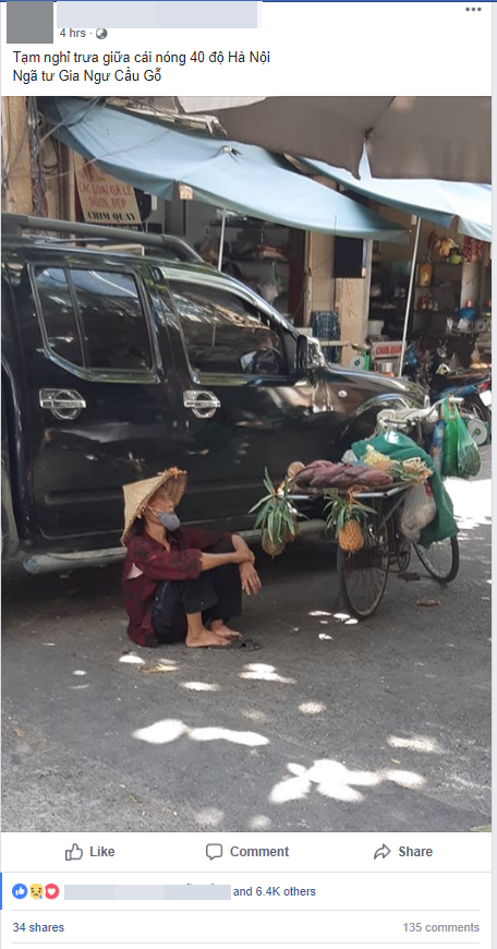 Hình ảnh bà cụ bán hàng rong ngồi nghỉ dưới bóng râm giữa cái nắng cháy da cháy thịt của Thủ đô khiến nhiều người thương cảm - Ảnh 1.