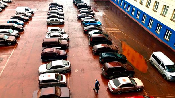 Cơn mưa đỏ như m&aacute;u đột ngột đổ xuống một v&ugrave;ng ở Nga khiến nhiều người hoang mang - Ảnh 3.