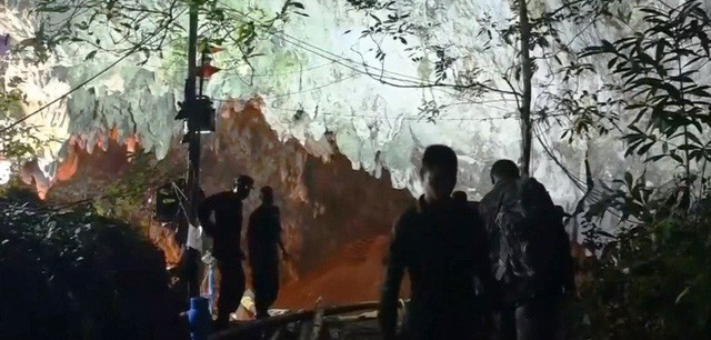 Thủ tướng Th&aacute;i Lan tuy&ecirc;n dương c&aacute;c đội cứu hộ đội b&oacute;ng mắc kẹt trong hang Tham Luang - Ảnh 1.