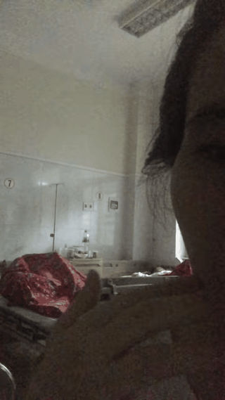 Sốc với đ&ocirc;i nam nữ tr&ugrave;m chăn &ocirc;m nhau, nghi m&acirc;y mưa ngay tr&ecirc;n giường bệnh viện, chị bệnh nh&acirc;n ngứa mắt quay lại clip - Ảnh 2.