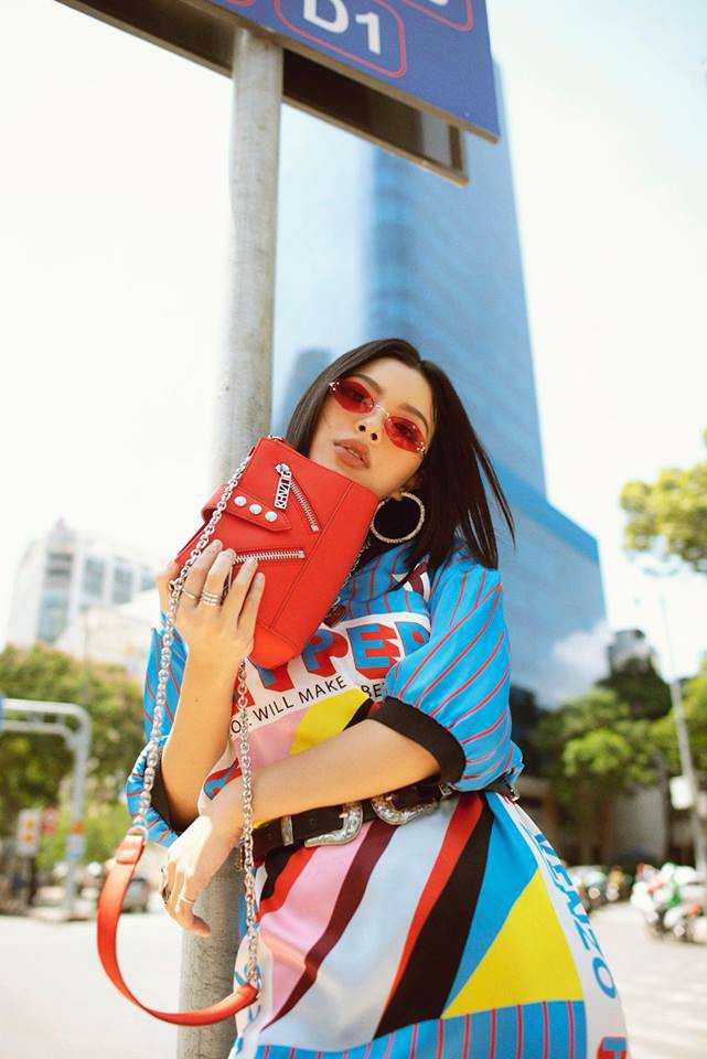 Cùng mặc một chiếc áo phông, Hương Giang cao tay hơn Tú Hảo khi biết tiết chế các phụ kiện đi kèm - Ảnh 8. Cùng mặc một chiếc áo phông, Hương Giang cao tay hơn Tú Hảo khi biết tiết chế các phụ kiện đi kèm - Ảnh 8.